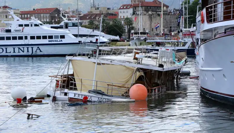 Hırvatistan'da Şiddetli Yağış ve Fırtına: Feribot Gemiye Çarptı, Olay Ortalığı Karıştırdı