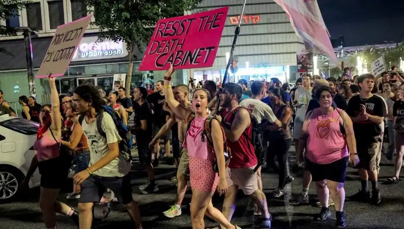 Tel Aviv'de On Binler, Netanyahu'ya Karşı Sokakları Doldurdu!