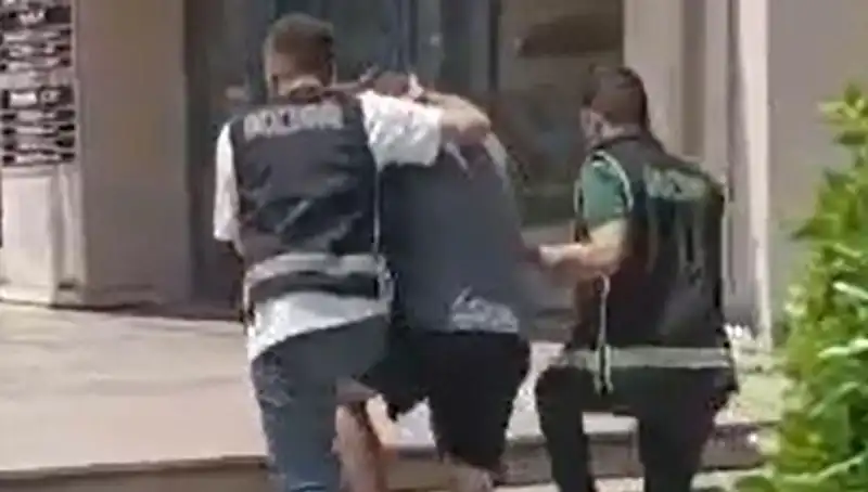 Turistlerin Kabusu: Sahte Dövizle Alışveriş Yapan İki Kişi Sınır Dışı Edildi!