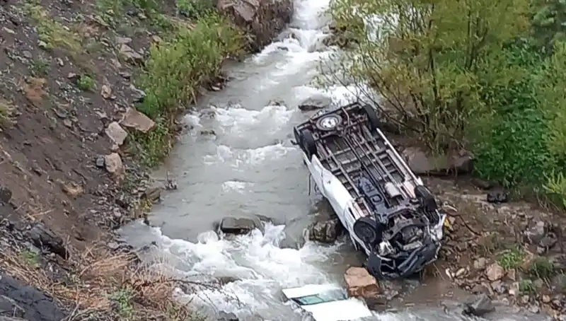 Hakkari'de Minibüs Devrildi: Feci Kaza İki Can Aldı, Üç Yaralı