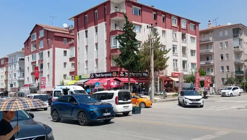 Taksi ve Otomobil Kaza Yaptı: Olay Cağrışıyla Kaldırımlar Tıklım Tıklım Doldudu